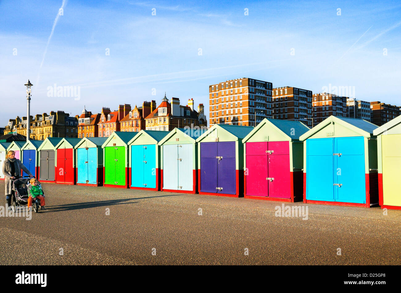 Pittoresca spiaggia di capanne e di edifici lungo la passeggiata del lungomare Hove, Brighton & Hove, East Sussex, Regno Unito Foto Stock