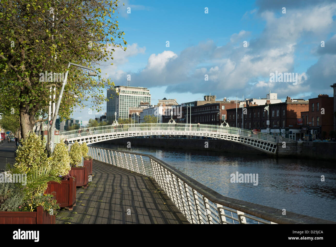 Halfpenny ponte che attraversa il fiume Liffey a Dublino Repubblica di Irlanda Foto Stock
