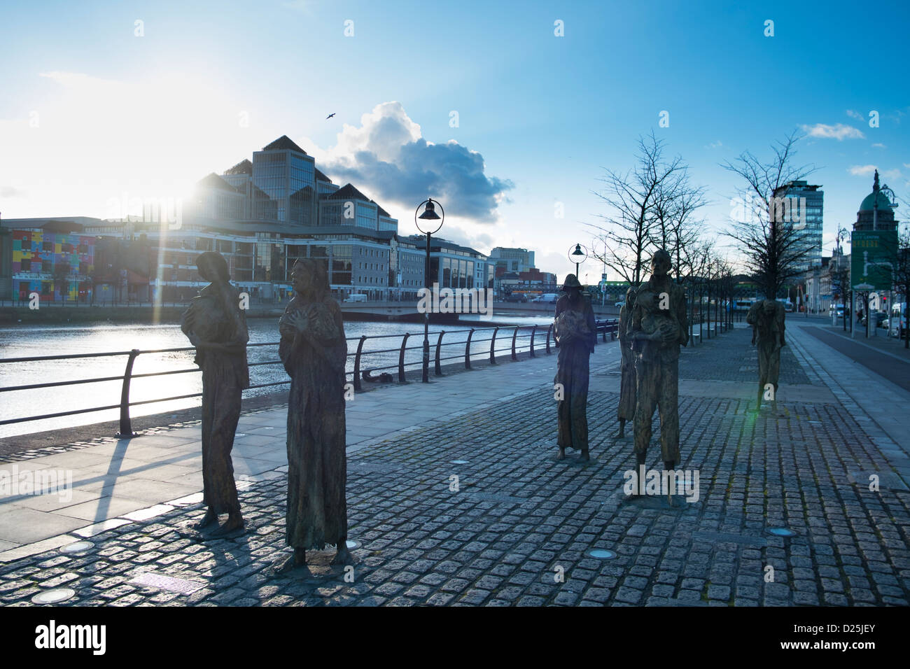 La carestia memorial statue di artista irlandese Rowan Gillespie su custom house quay Dublino frontre acqua pubblico dell Irlanda Foto Stock