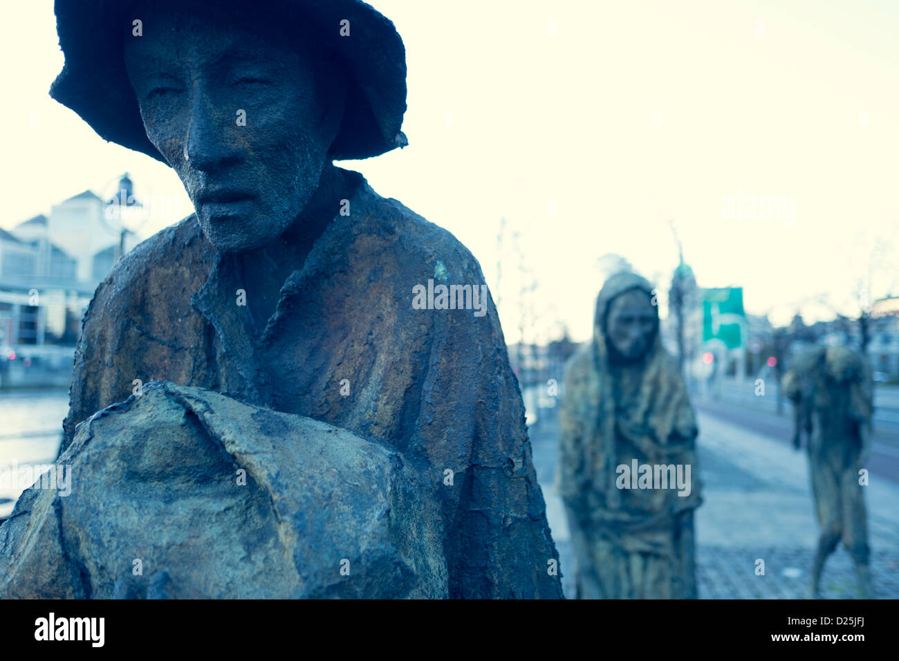 La carestia memorial statue di artista irlandese Rowan Gillespie su custom house quay Dublino frontre acqua pubblico dell Irlanda Foto Stock