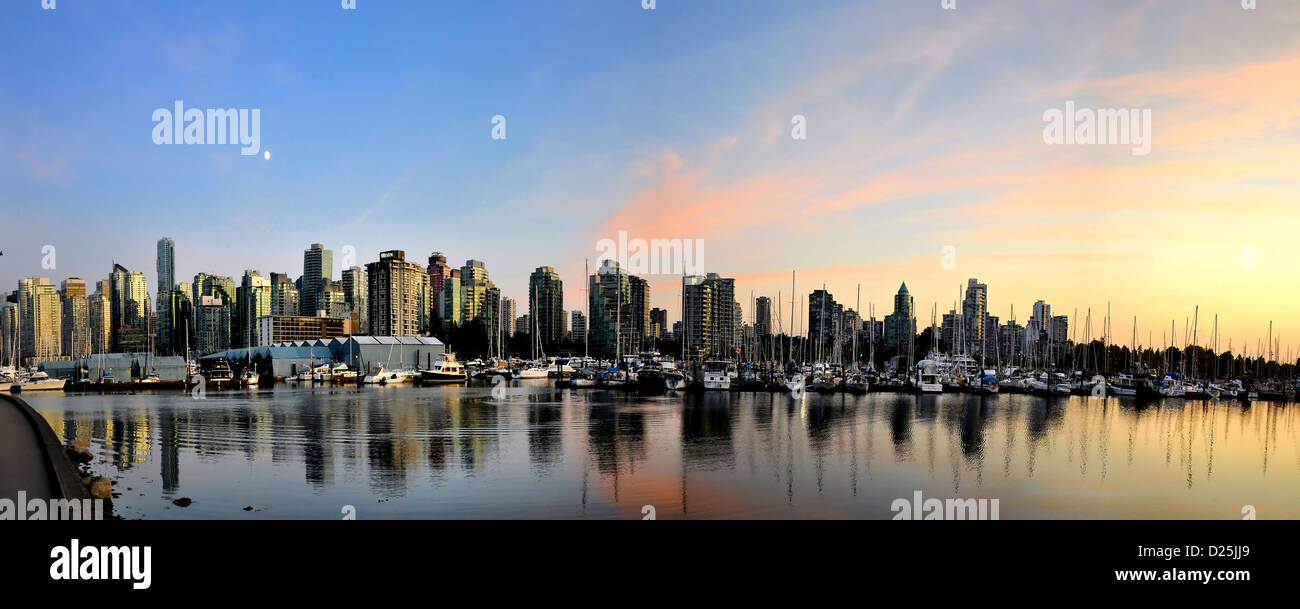 5 foto stitch vista panoramica di Vancouver Downtown da Stanley Park boardwalk al crepuscolo Foto Stock