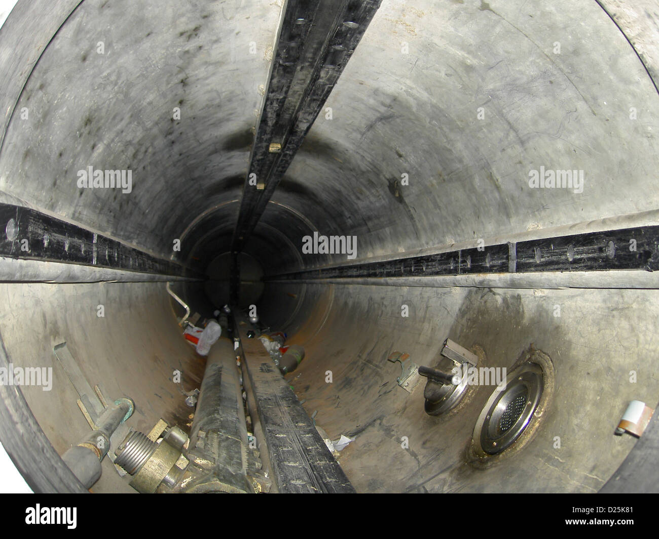 I tubi di lancio dei siluri di un U-Boot (sottomarino tedesco) sono componenti chiave delle sue armi. Questi tubi sono utilizzati per lanciare siluri per la guerra navale, fornendo ai sommergibili capacità stealth nei combattimenti subacquei durante la seconda guerra mondiale e oltre. Foto Stock