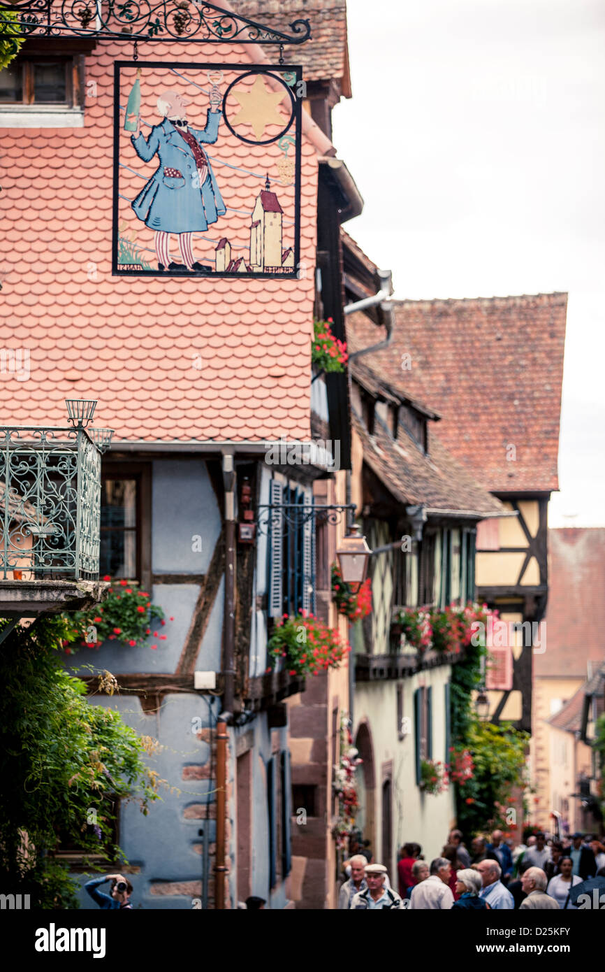 Scena di strada in un villaggio alsaziano Foto Stock