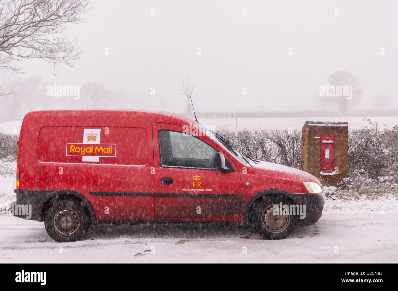 Henstead, Suffolk, Regno Unito. Il 15 gennaio 2013. Un Royal Mail van fuori alla consegna vicino a una casella postale come la neve comincia a cadere. Credito: T.M.O.News / Alamy Live News Foto Stock