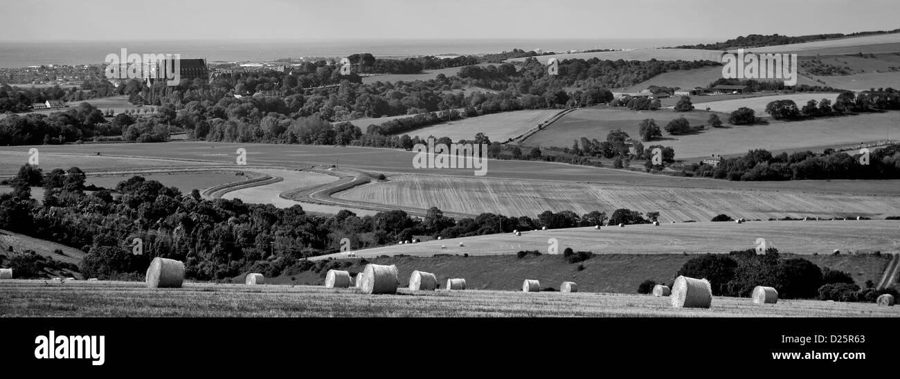 Estate vista sul raccolto balle di paglia in un campo che si affaccia sul fiume Adur valley, Lancing Village West Sussex, in Inghilterra, Regno Unito Foto Stock