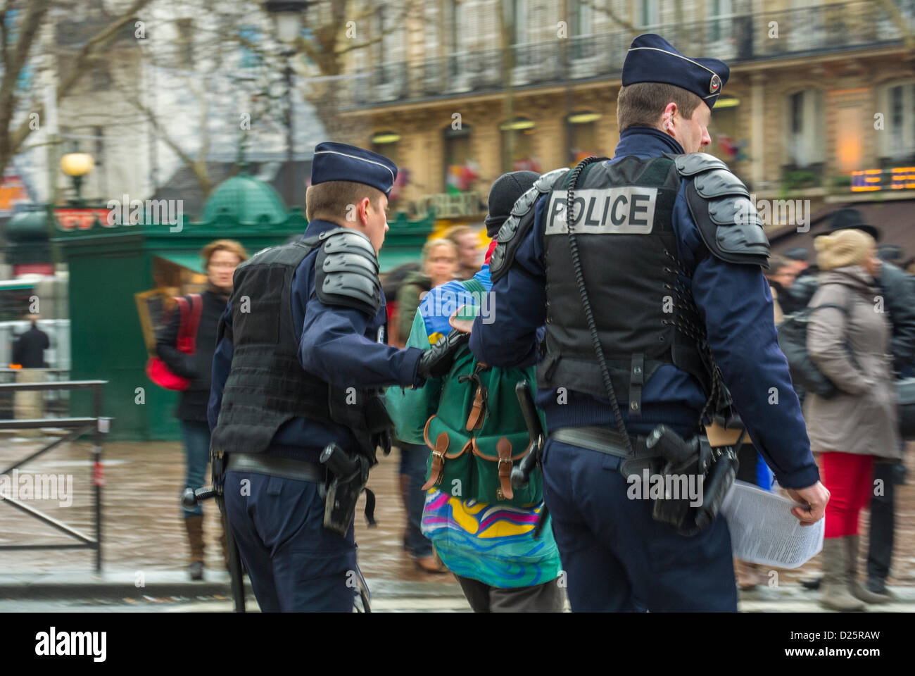 Parigi, Francia. Gruppo di persone, polizia francese che arrestano manifestanti a migranti senza documenti (senza papiers) dimostrazione, immigrati africani Europa, protesta contro la legge sull'immigrazione, migranti europei, immigrati internazionali, persone senza documenti, proteste sull'immigrazione Foto Stock