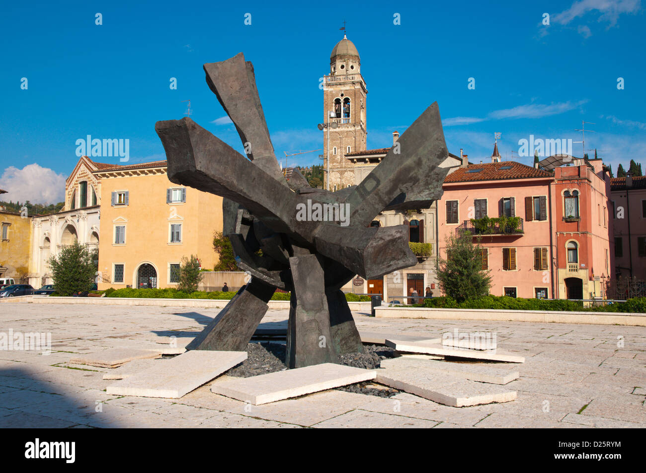 Seconda guerra mondiale monumento (2009) Piazza Isiolo square Quartiere Veronetta Verona Veneto Italia Europa Foto Stock