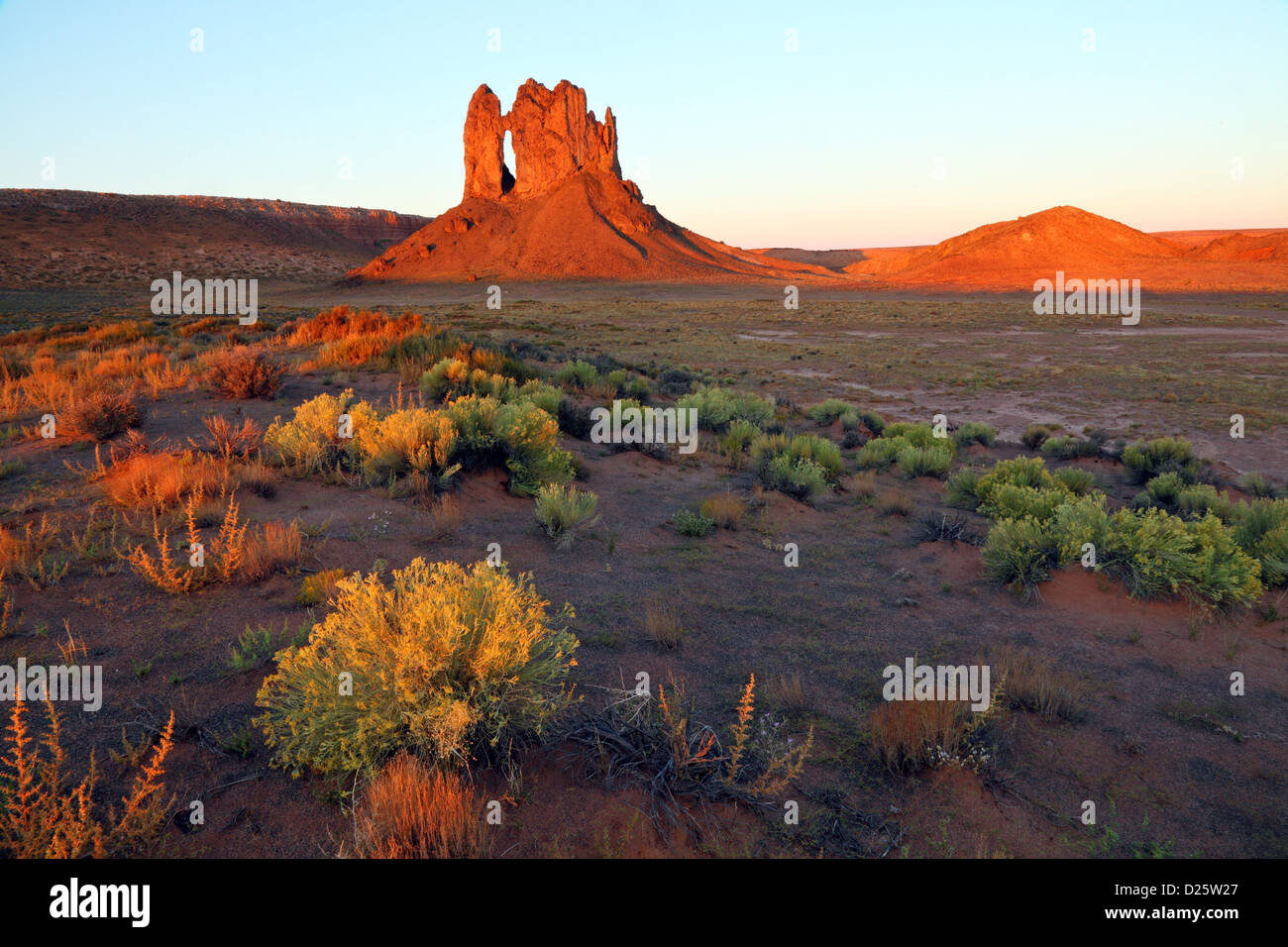 Confine Butte Arch a sunrise, riserva Navajo, sud Bluff, Utah, Stati Uniti d'America Foto Stock
