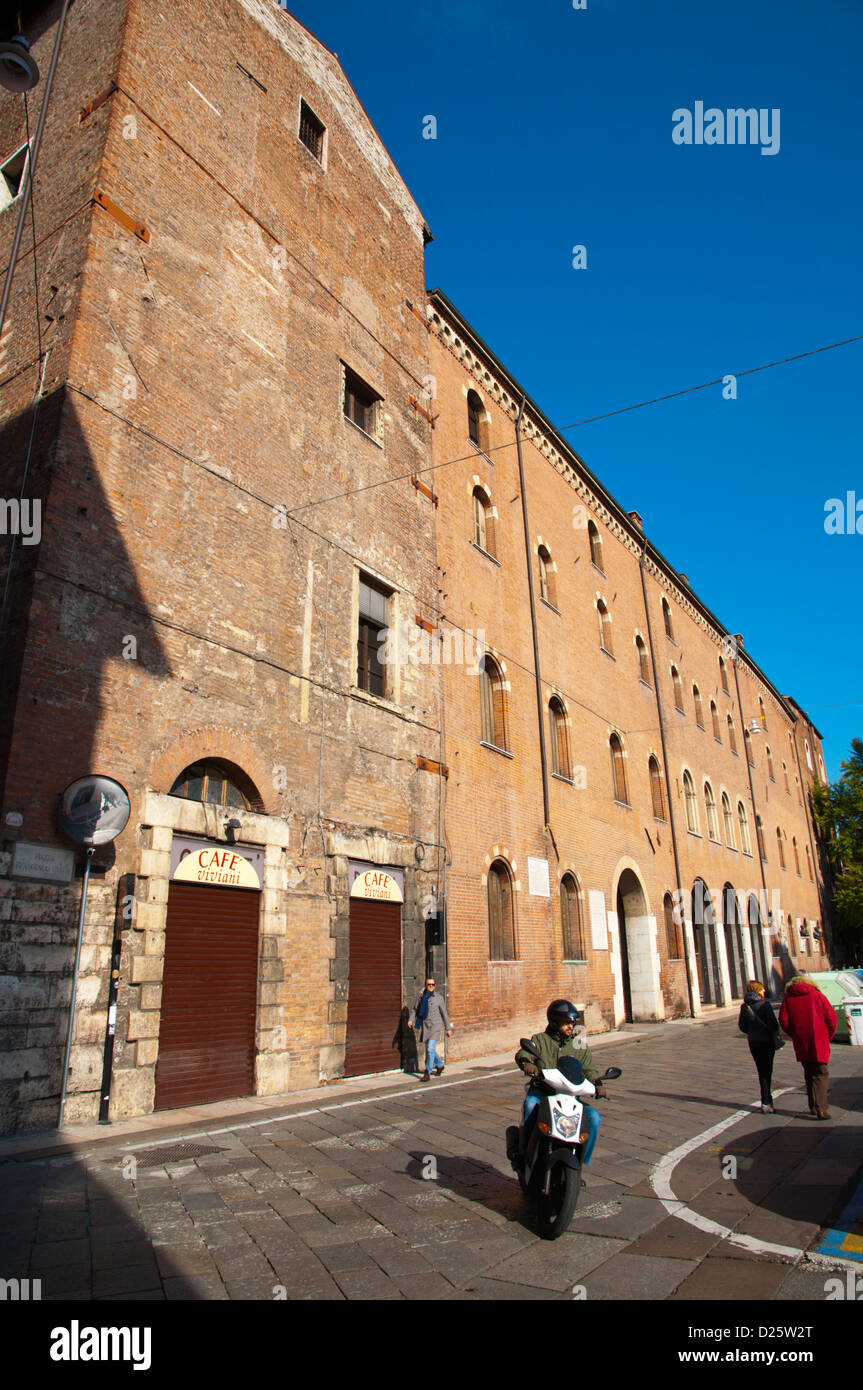 Street dietro il Palazzo del Comune centrale città di Verona Veneto Italia del nord Europa Foto Stock