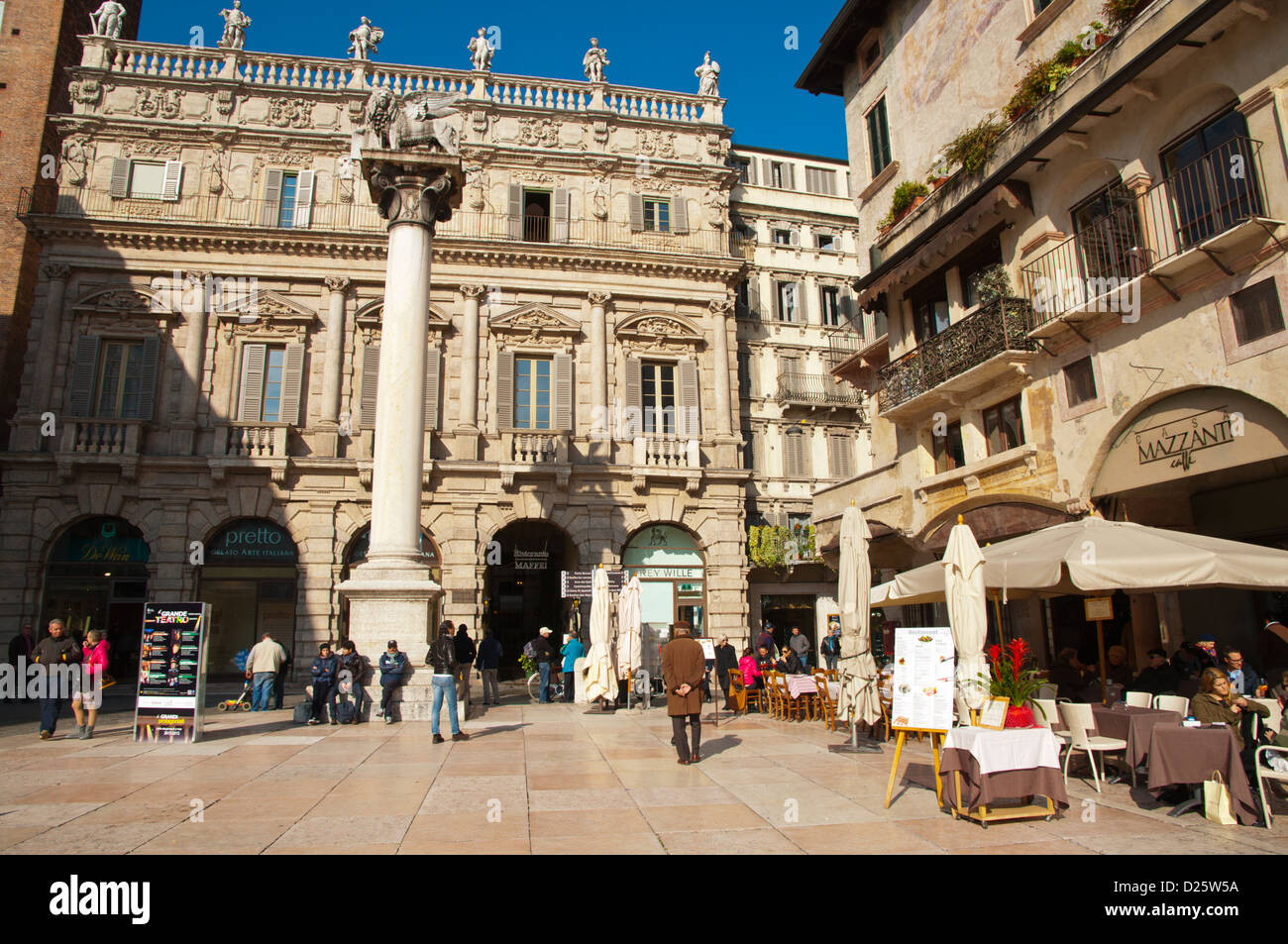 Palazzo Maffei a Piazza delle Erbe piazza centrale della città di Verona Veneto Italia del nord Europa Foto Stock