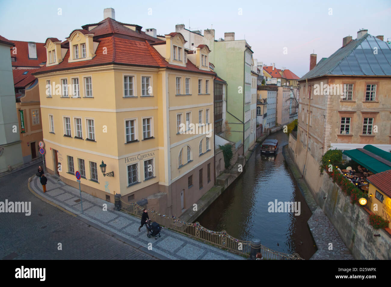 Certovka canal isola di Kampa e Mala Strana nel quartiere Lesser di Praga Repubblica Ceca Europa Foto Stock