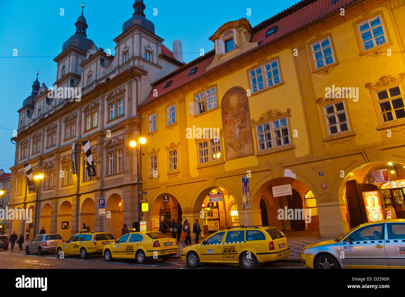 Malostranske namesti square Mala Strana nel quartiere Lesser di Praga Repubblica Ceca Europa Foto Stock