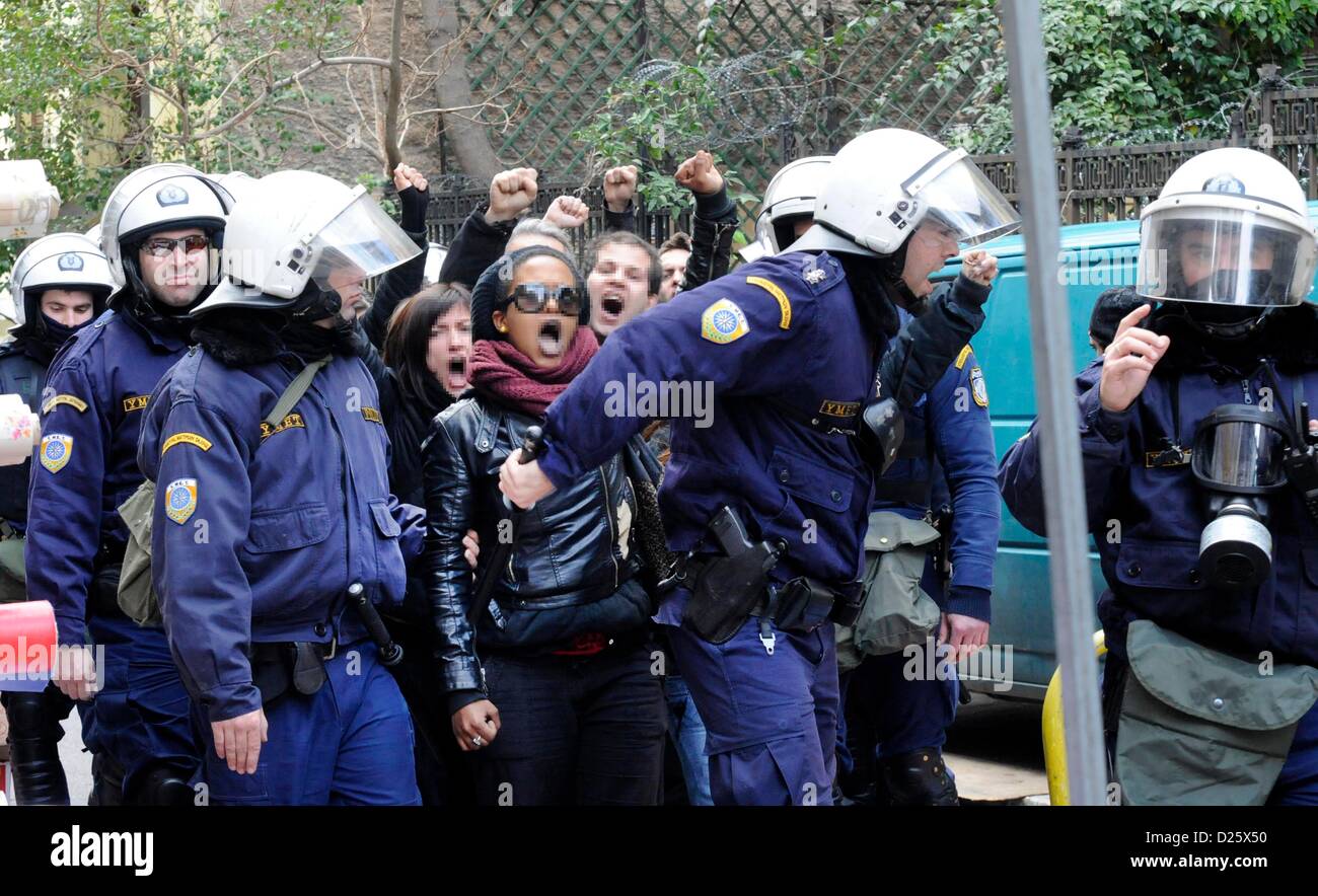 Atene, Grecia. Il 15 gennaio 2013. La polizia e le forze di polizia del Greco unità anti-terrorismo di EKAM abbandonare la villa occupata " Lela Karagianni' ad Atene, in Grecia, il 15 gennaio 2013. Occupanti abusivi di essere rimosso dalla polizia. Foto: Giorgos Nikolaidis / arte della messa a fuoco Foto Stock