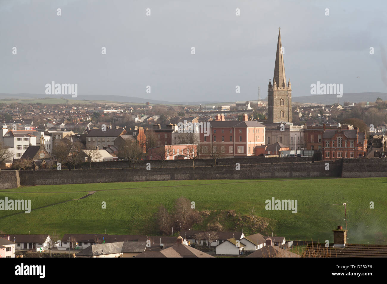 Derry Londonderry Mura e st columb Cattedrale dell Irlanda del Nord da Creggan Foto Stock