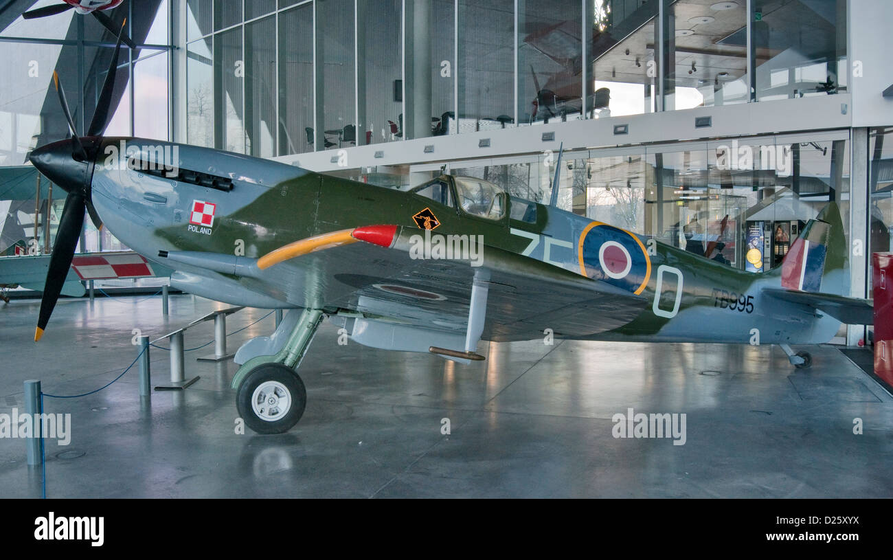Il Supermarine Spitfire LF Mk.XVI E, servita in polacco Air Force sul fronte occidentale, polacco Aviation Museum di Cracovia in Polonia Foto Stock