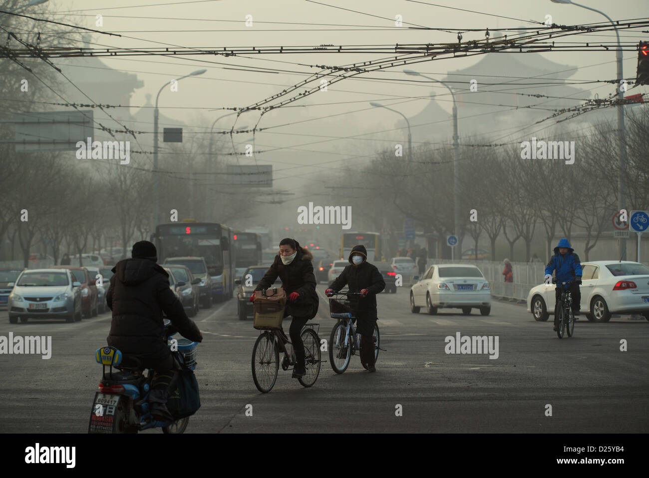 Una scena di strada nel centro di Pechino dove i residenti locali di fronte a un quinto giorno di smog pesante. 14-Gen-2013 Foto Stock