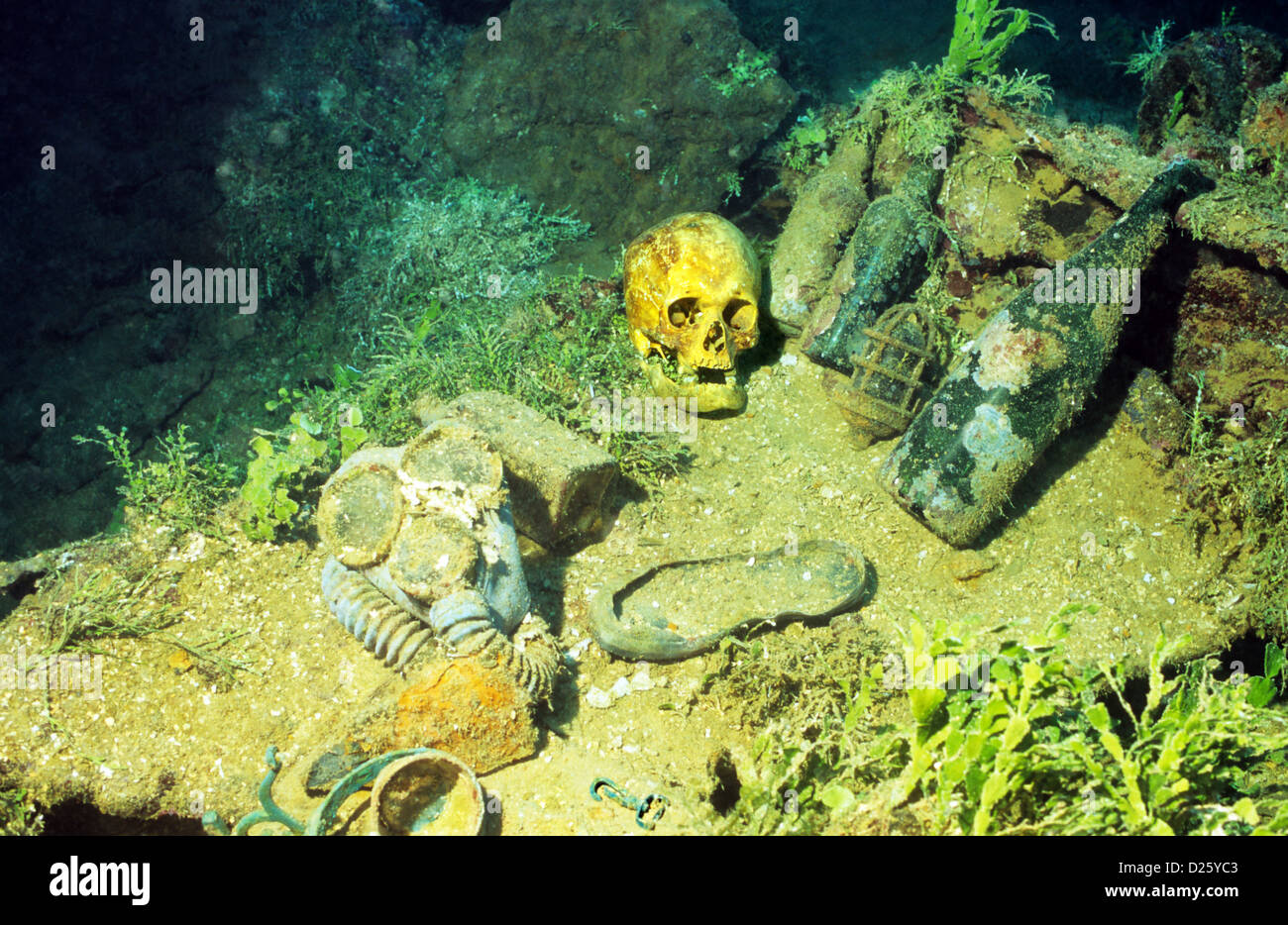 Kiyosumi Maru, nave relitto, con resti umani e artefatti assortiti. Truk laguna o Chuuk. Stati federati di Micronesia. Foto Stock