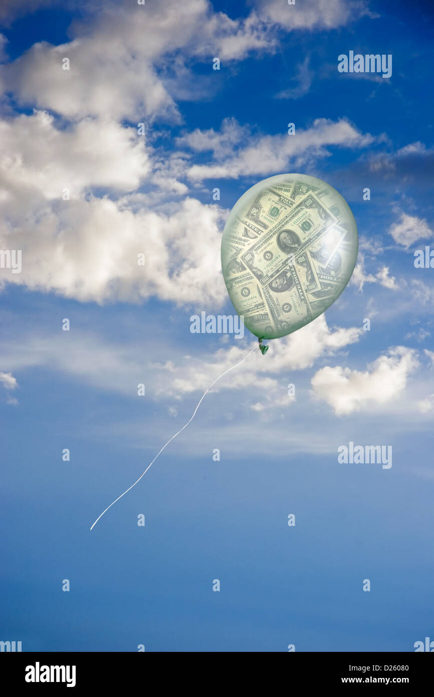 Pallone finanziario fluttuante nel cielo Foto Stock