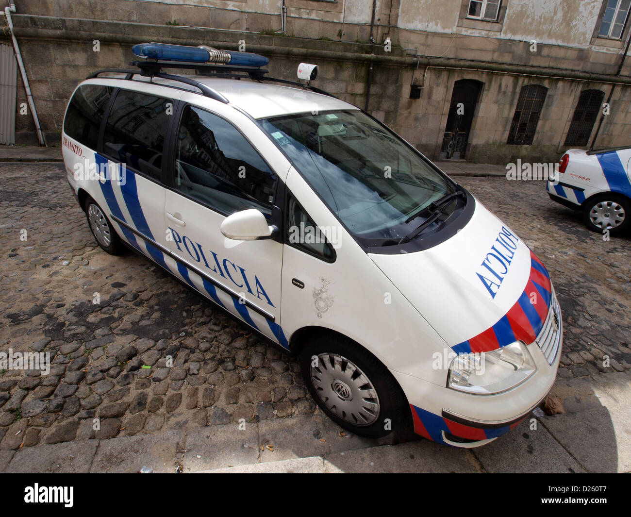 La Volkswagen Sharan usata da Policia Porto è una moderna auto della polizia impiegata per le forze dell'ordine a Porto, in Portogallo. Nota per la sua praticità e durata, svolge un ruolo fondamentale nel mantenimento della sicurezza pubblica. Foto Stock