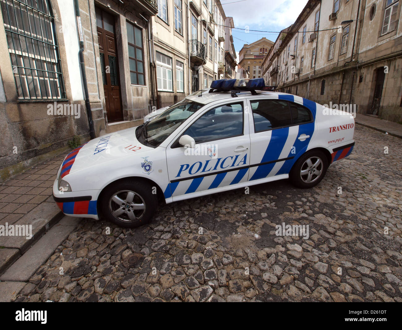 Questa macchina della polizia di Skoda da Porto, Portogallo, fa parte della flotta di Policia Porto, utilizzata per compiti di polizia, tra cui pattugliamento e risposta alle emergenze in città. Foto Stock