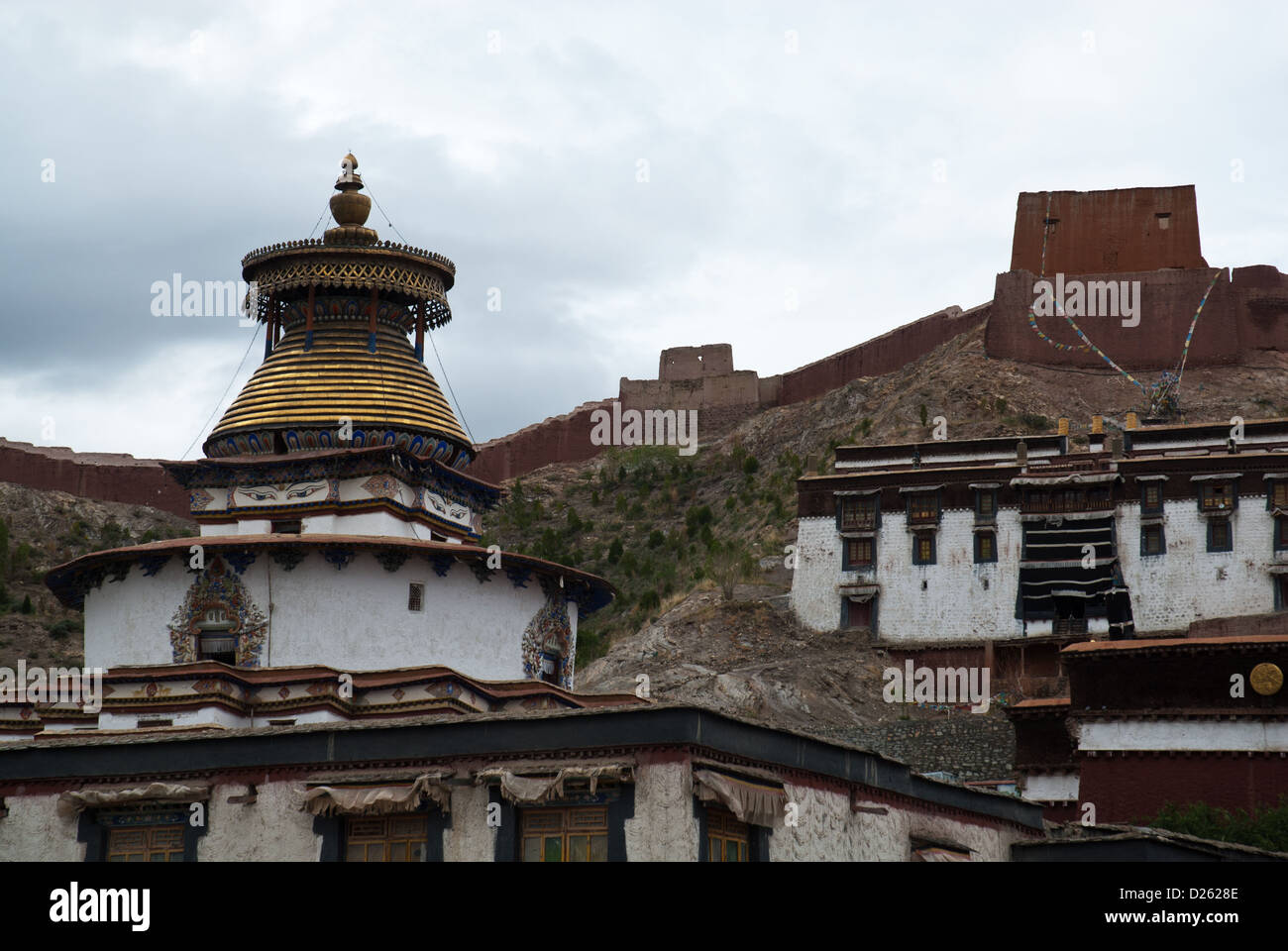 Monastero Pelkor Chöde con Kumbum Chörten e parete della città fortezza, Tibet, Foto Stock