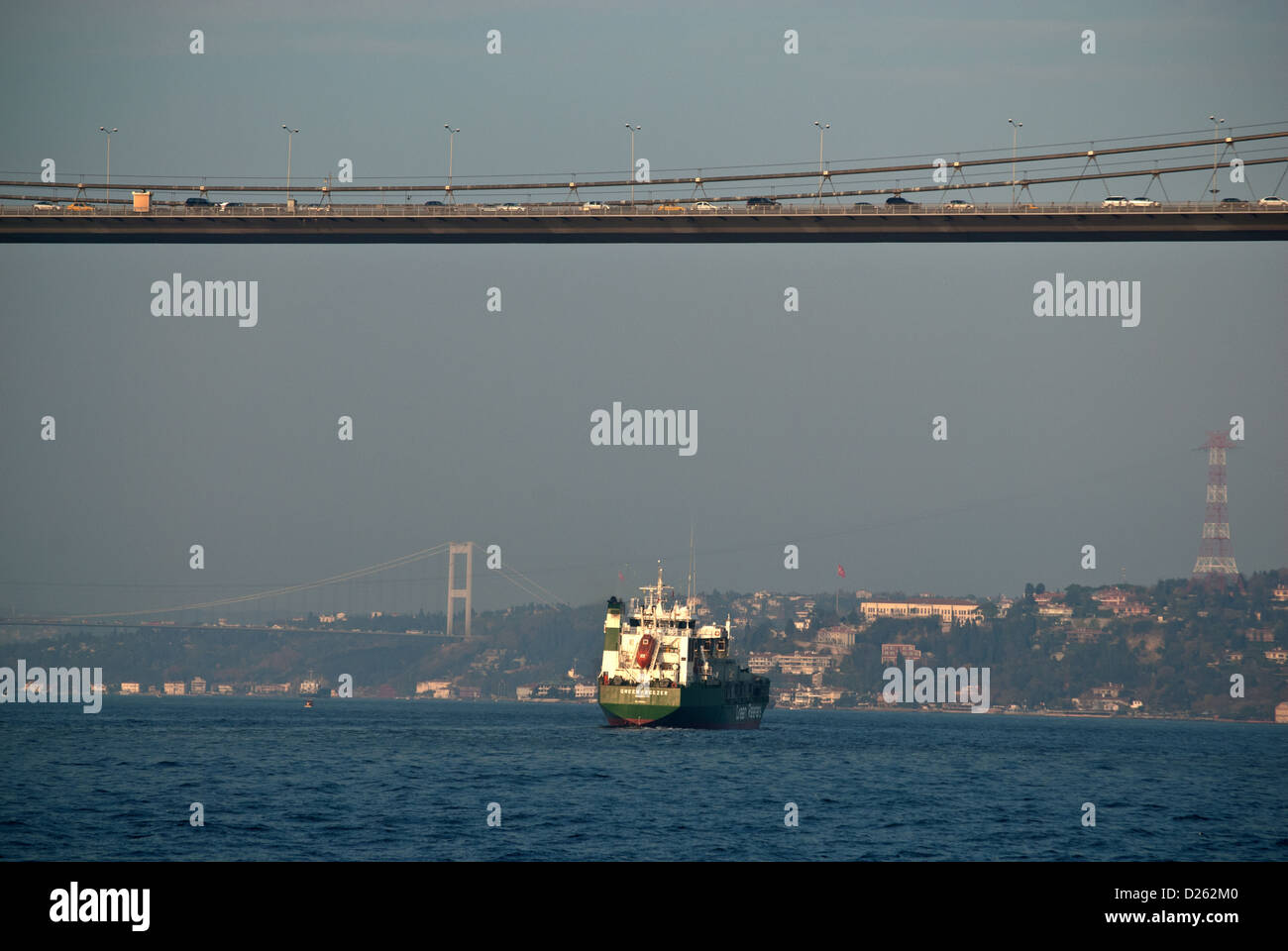 Nave da carico sotto Bosphrous ponte di sospensione, Istanbul, Turchia Foto Stock