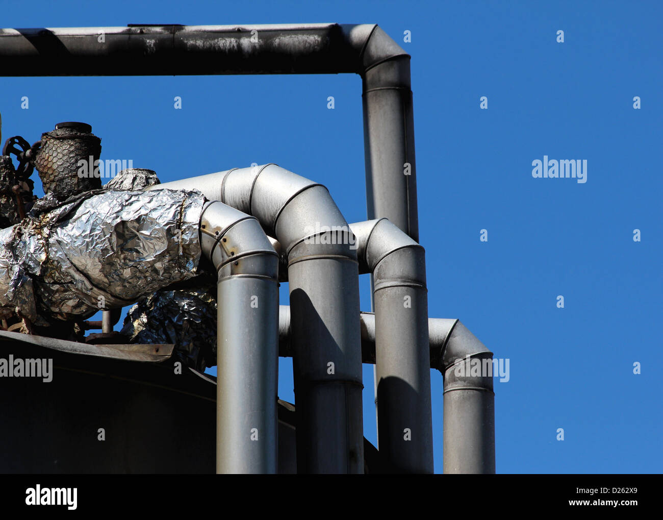 Dettaglio della vecchia tubazione argento nella stazione di riscaldamento Foto Stock