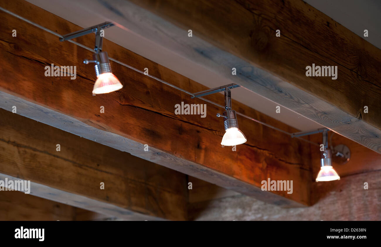 Faretti moderni e vecchie travi in una nuova casa Foto stock - Alamy