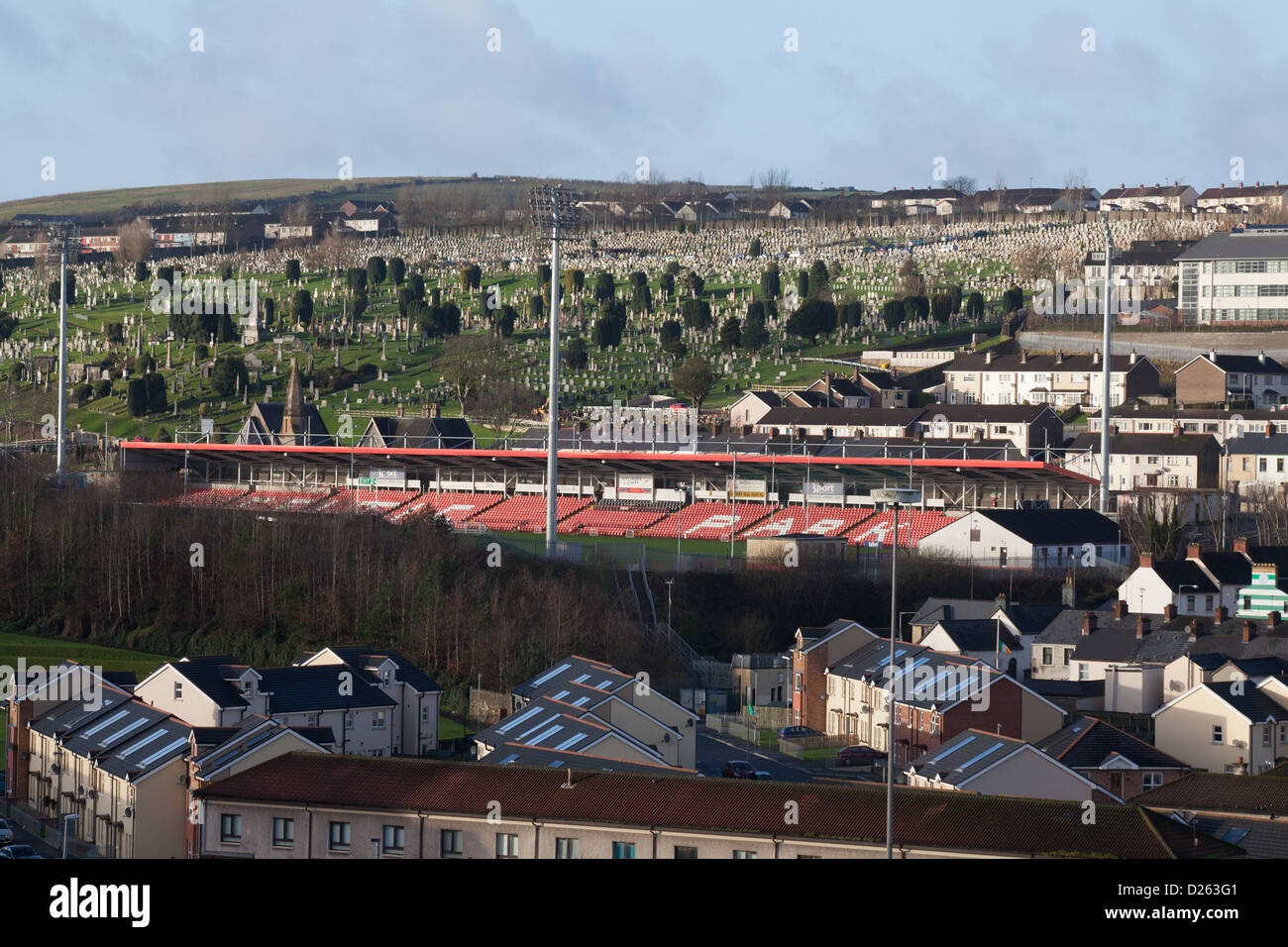 Celtic Park Gaelic Football Ground e il cimitero Derry Londonderry Irlanda del Nord Foto Stock
