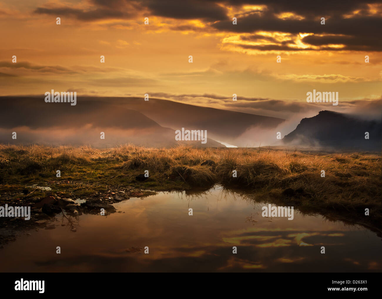 Noonsun Alphin e colline, Saddleworth dal Saddleworth Moor Foto Stock