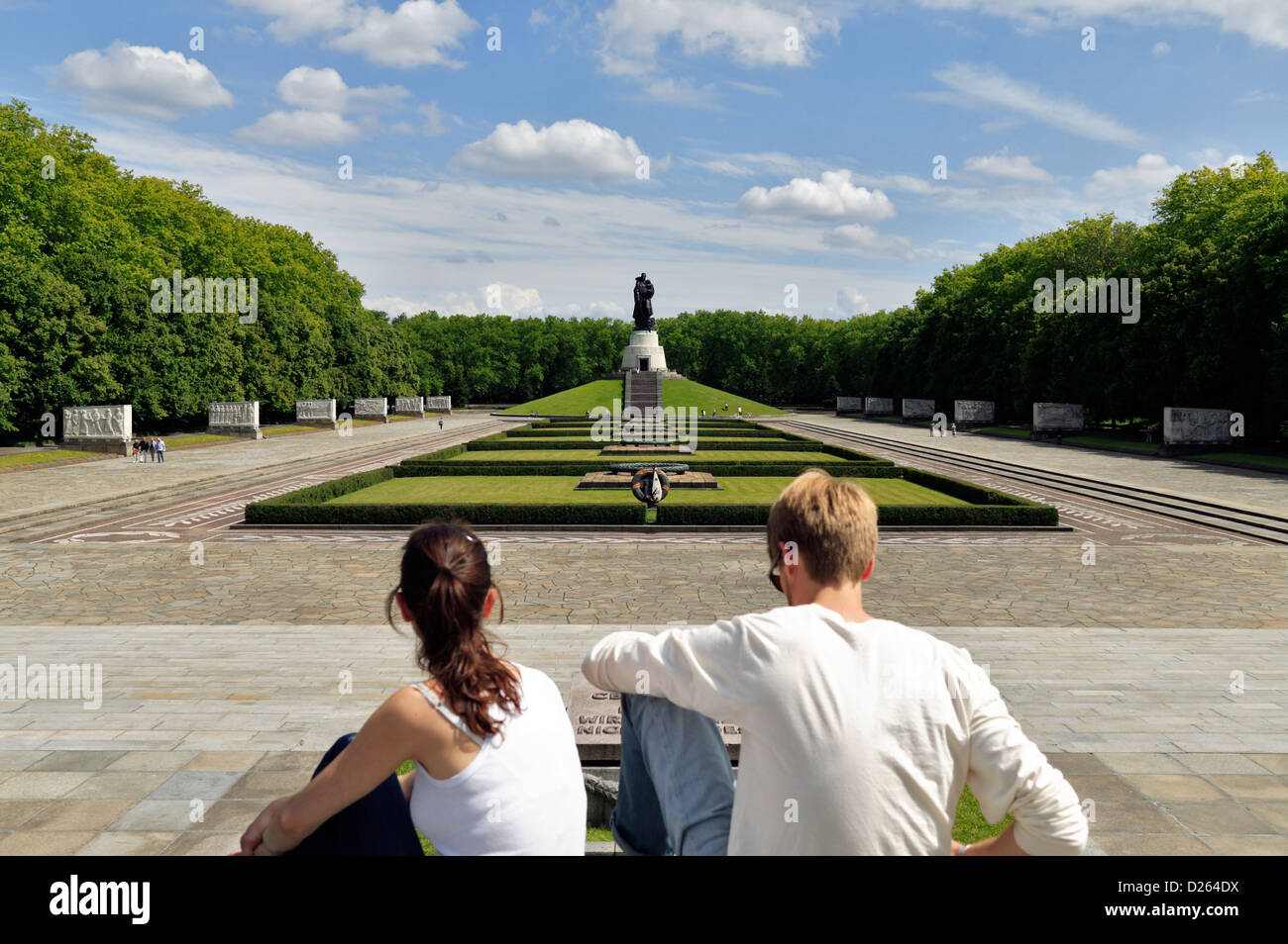 Berlino, Germania, Memoriale Sovietico in Treptow Park e visitatori Foto Stock