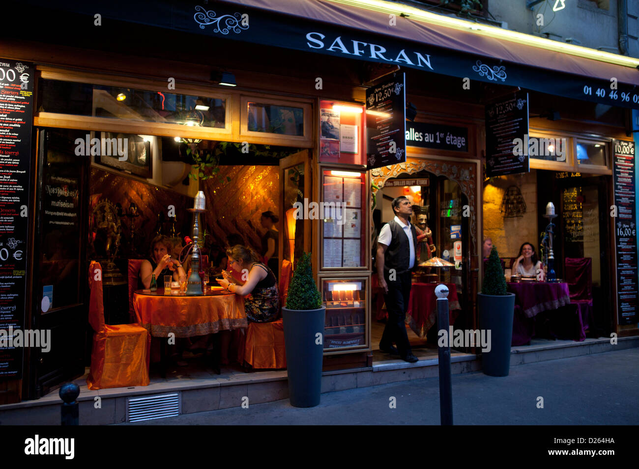 Safran, ristorante indiano nel Quartiere Latino di Parigi. Cameriere outdoor permanente chiamando nuovi clienti Foto Stock