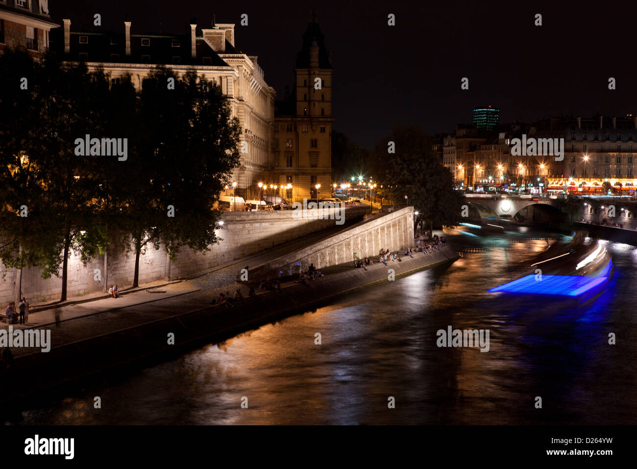 Bateau Mouche galleggiante sul Fiume Senna con i turisti di notte, Parigi, Francia Foto Stock