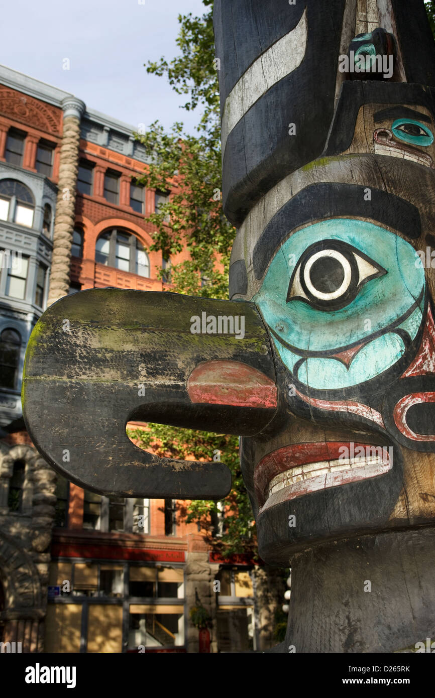 TLINGIT totem pole Pioneer Square nel centro cittadino di Seattle nello stato di Washington Stati Uniti d'America Foto Stock