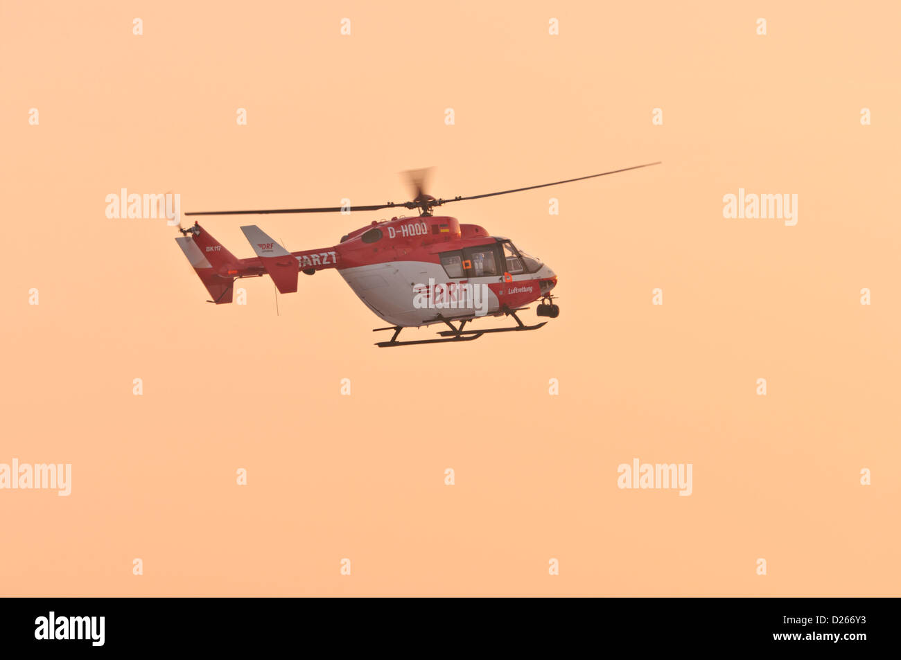 Airborne Eurocopter BK 117-B2 Emergenza elicottero di salvataggio in volo sul dovere DRF Luftrettung Air Rescue Dawn Foto Stock