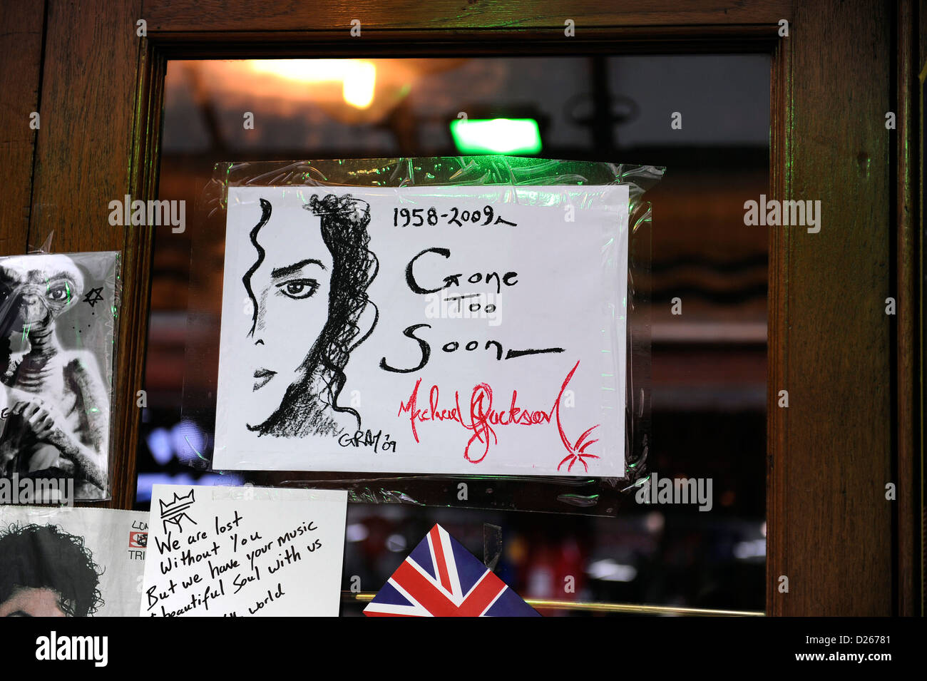 Omaggi sulla parete di HMV store in Piccadilly Londra per la morte di Michael Jackson Foto Stock