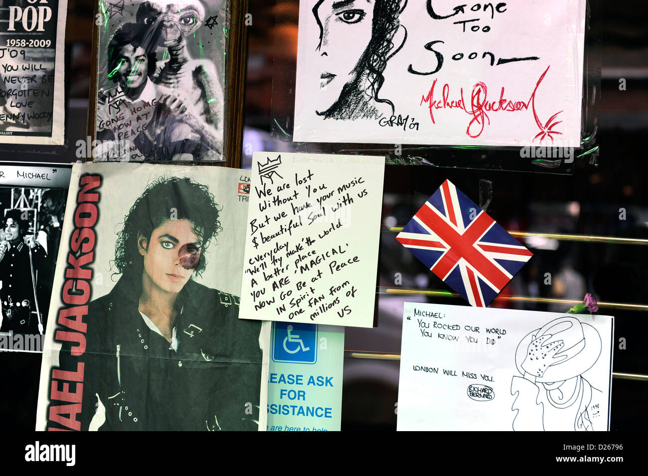 Omaggi sulla parete di HMV store in Piccadilly Londra per la morte di Michael Jackson Foto Stock