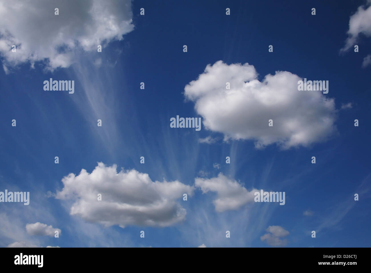 Wispy bianche nuvole nel cielo blu Foto Stock