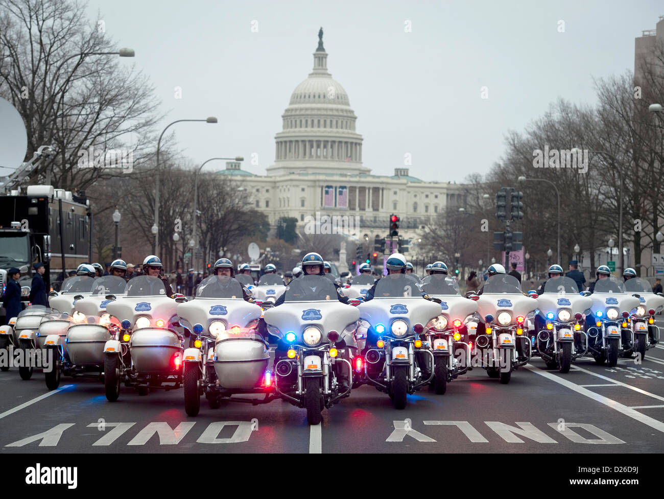 Noi Capitol polizia partecipare a una prova generale per le presidenziali Parata inaugurale il 13 gennaio 2012 a Washington, DC. La seconda cerimonia inaugurale per il Presidente Barack Obama avrà luogo in gennaio 21st. Foto Stock