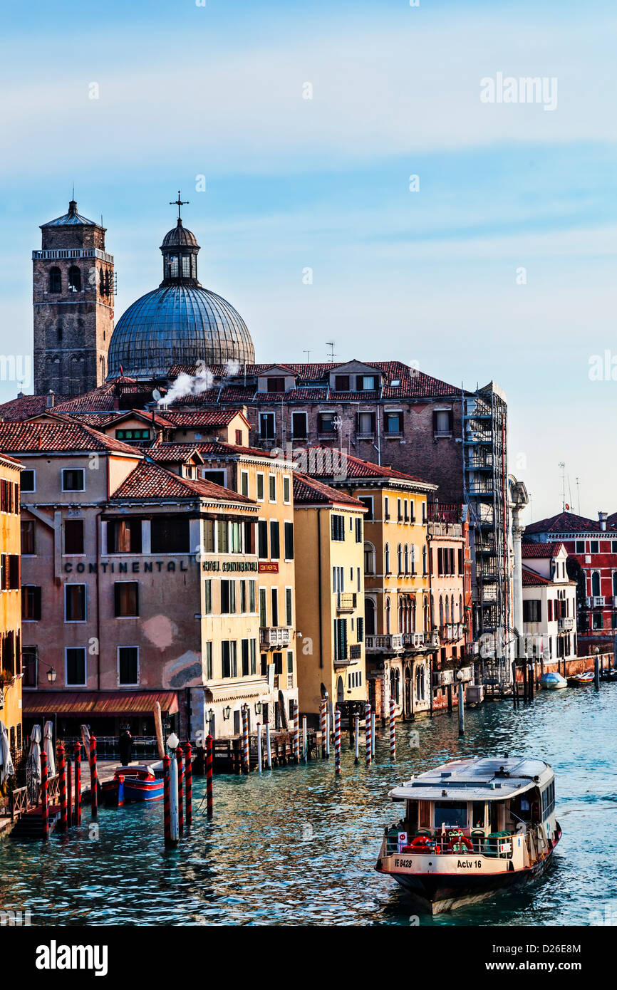 Immagine durante le ore del mattino della crociera del vaporetto sul Canal Grande di Venezia. Foto Stock