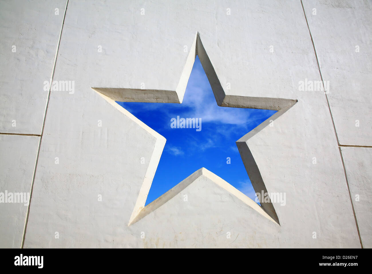 Blue sky attraverso star in bianco wal Foto Stock