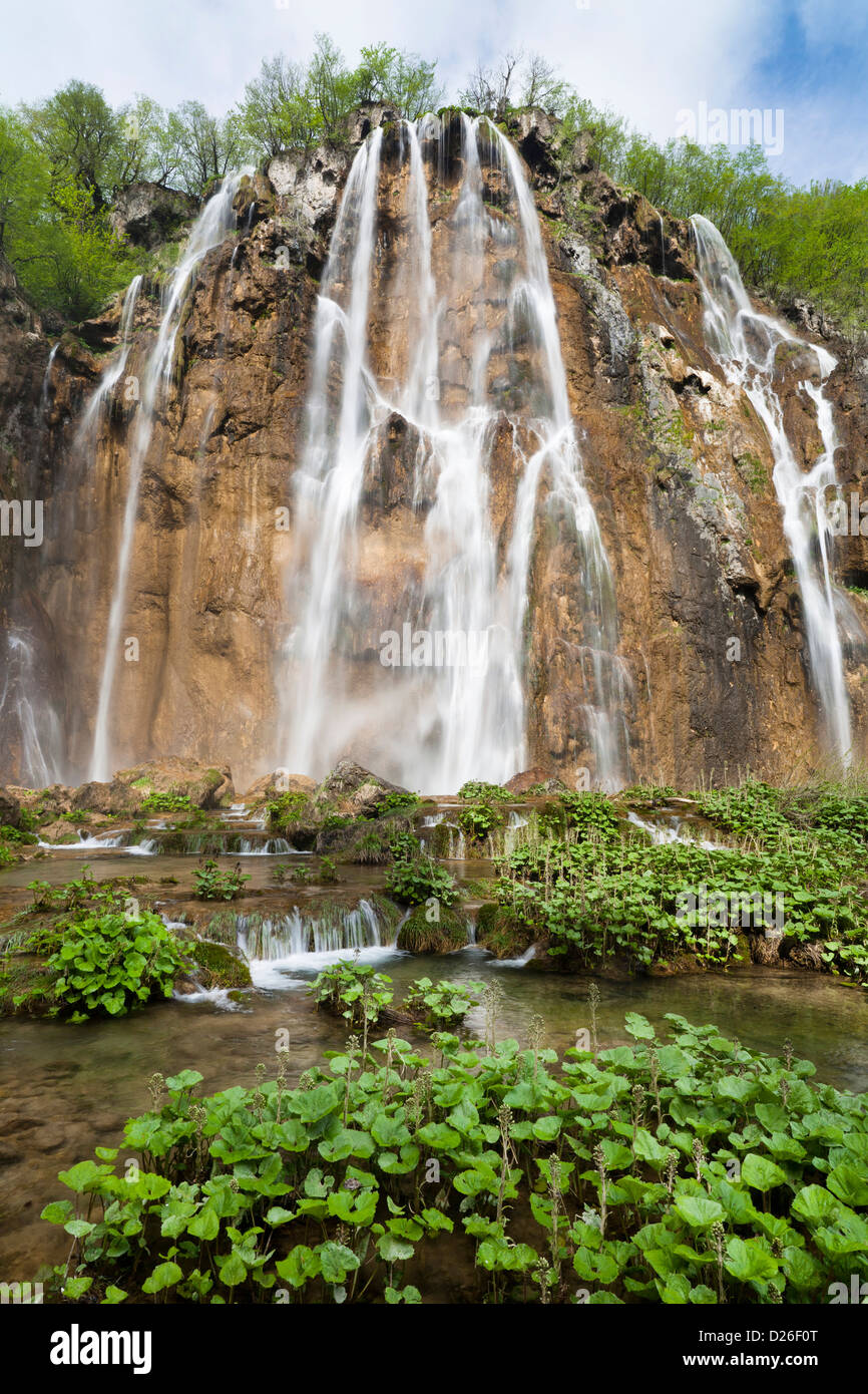 I Laghi di Plitvice nel Parco Nazionale Plitvicka Jezera in Croazia. La grande caduta (Veliki slap) in primavera. Europa e Sud Croazia Foto Stock