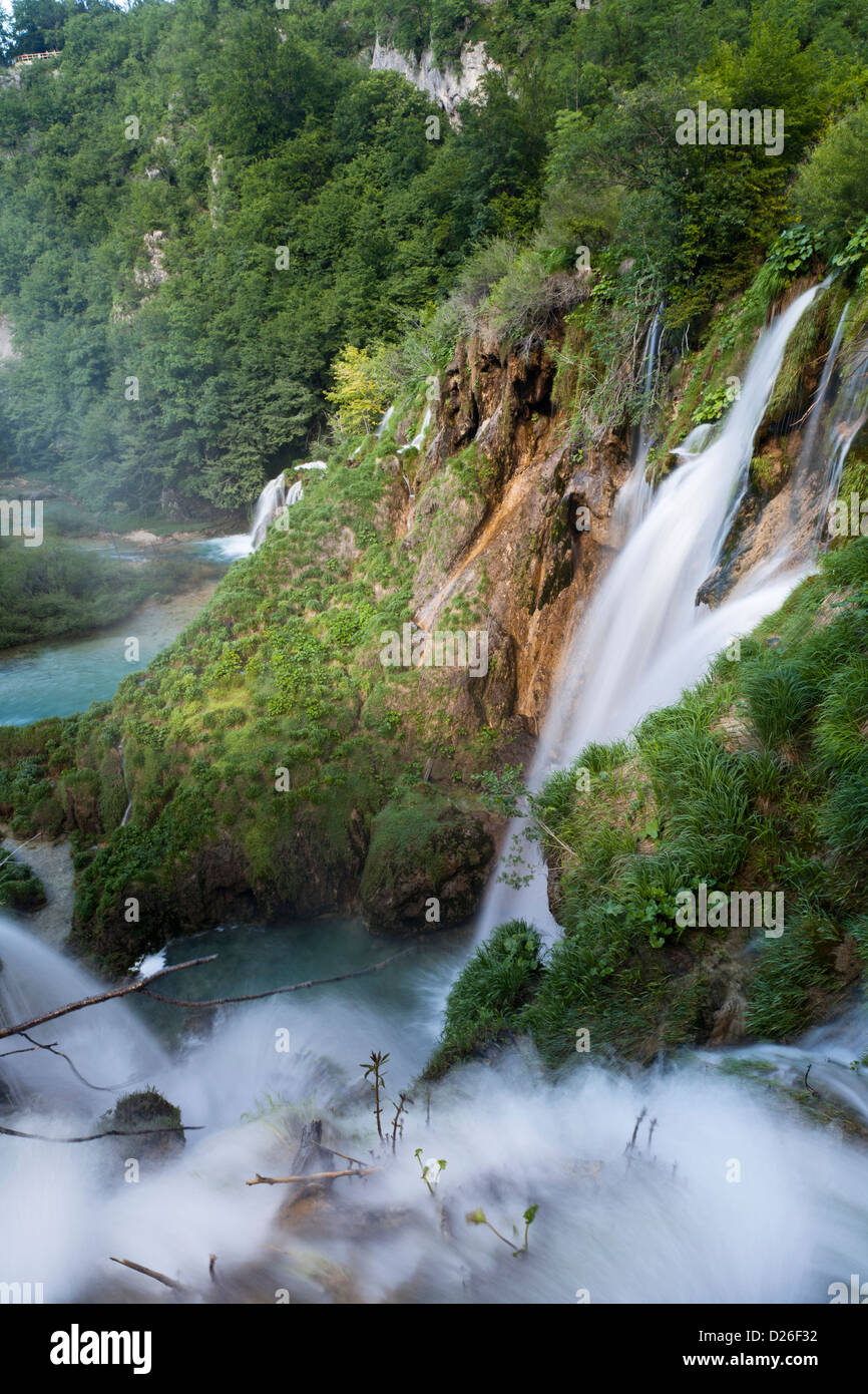 I Laghi di Plitvice nel Parco Nazionale Plitvicka Jezera. Le cascate infissione al letto del fiume Korana. L'Europa, Croazia Foto Stock