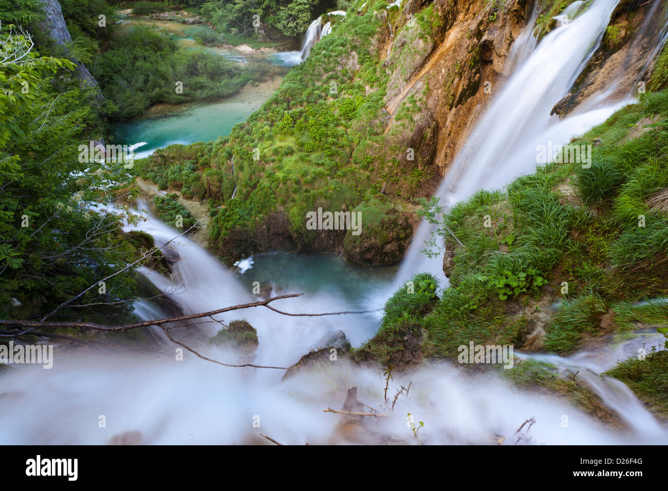 I Laghi di Plitvice nel Parco Nazionale Plitvicka Jezera. Le cascate infissione al letto del fiume Korana. L'Europa, Croazia Foto Stock