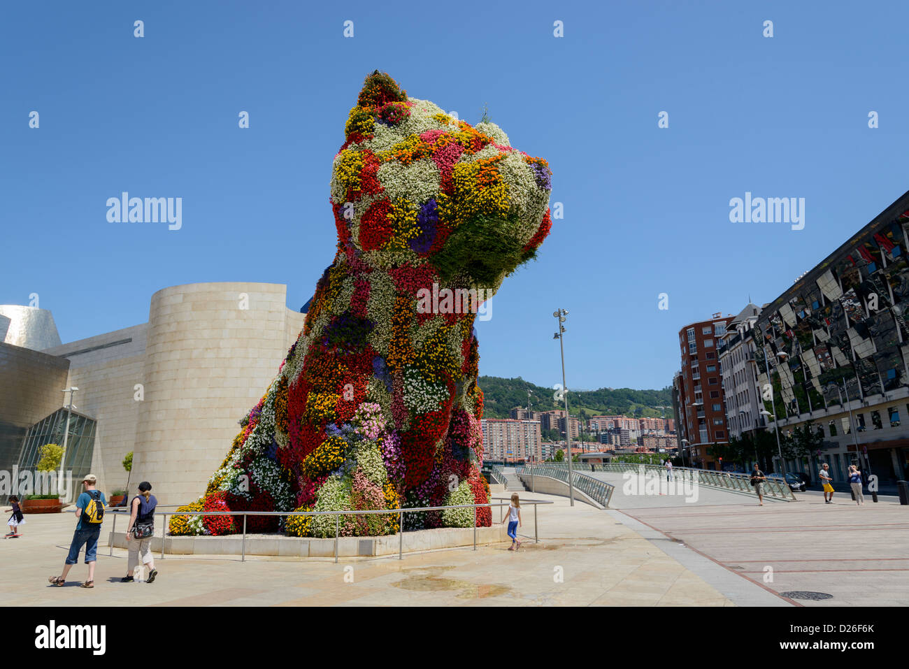 Cane gigante scultura di fiori nella parte anteriore del Guggenheim Museum Bilbao Foto Stock