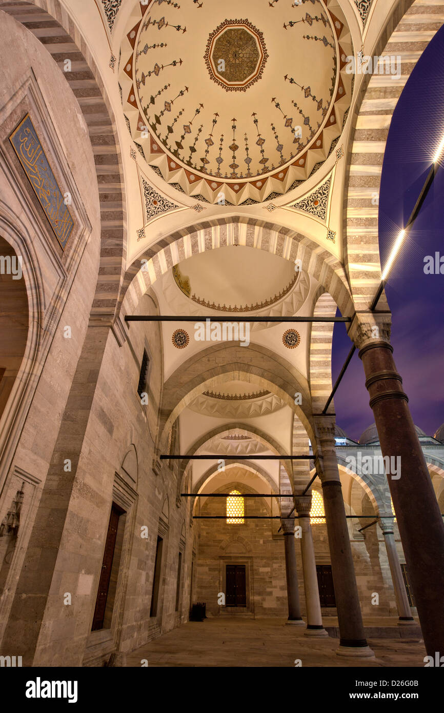 ISTANBUL TURCHIA - Moschea Suleymaniye ( Süleymaniye Camii Sultan Suleyman ): archi nel cortile illuminato al tramonto Foto Stock