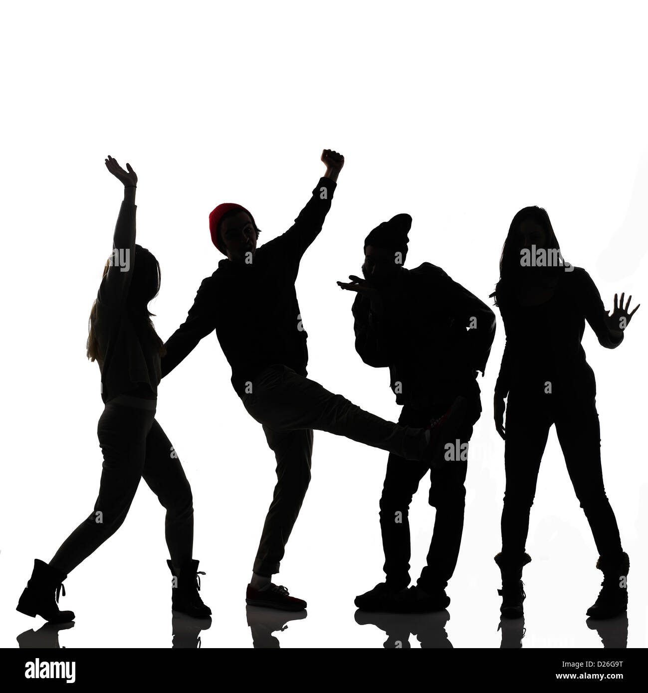 Silhouette di un gruppo di ragazzi giocare intorno Foto Stock Silhouette di un gruppo di ragazzi giocare intorno Foto Stock