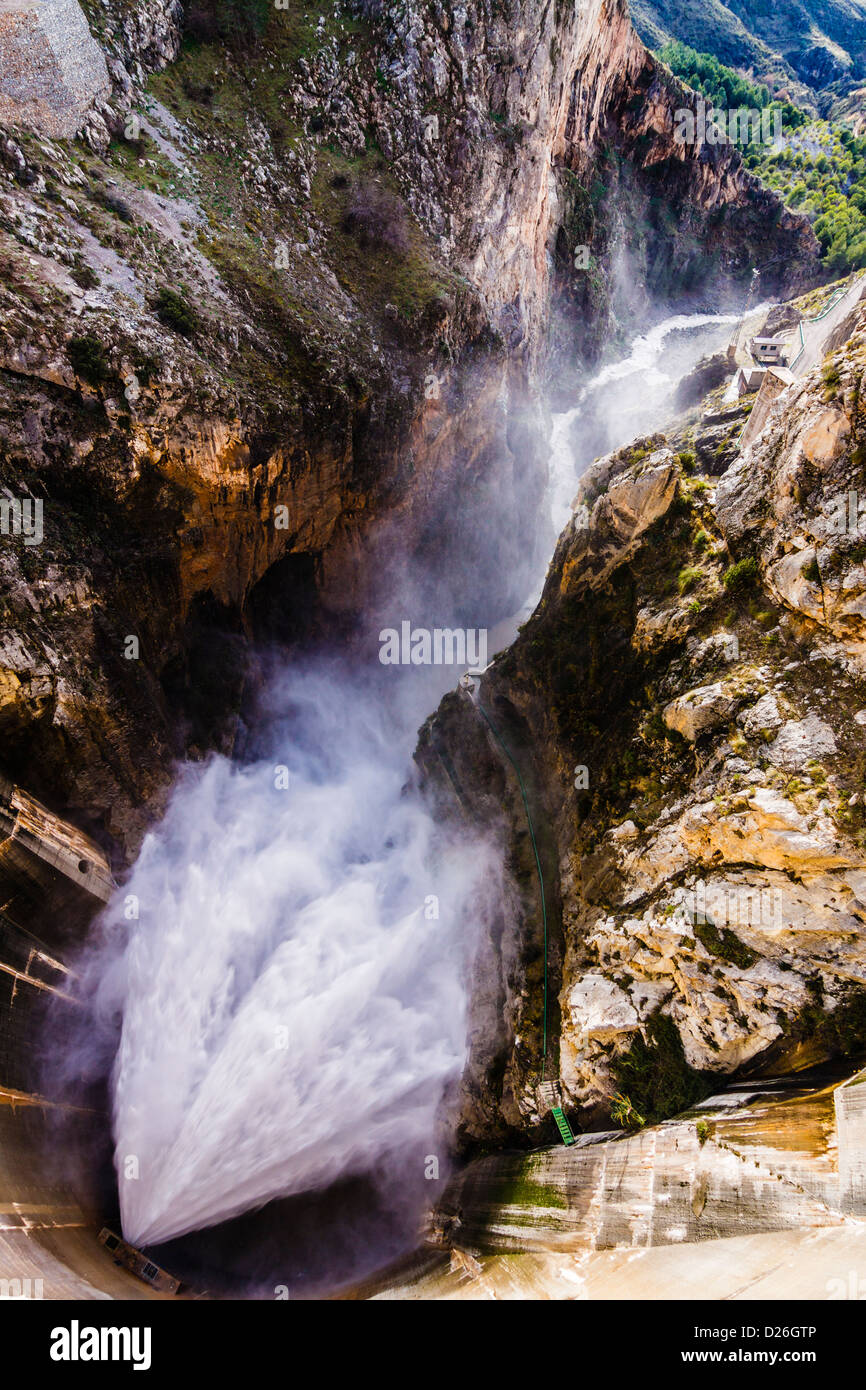Serbatoio Quentar diga idroelettrica rilasciando getto d'acqua. Granada, Spagna Foto Stock