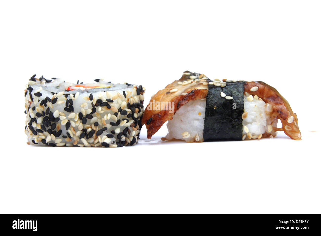 Maki sushi roll con sesamo di confine e Anago sushi (mare anguilla sushi ) Foto Stock