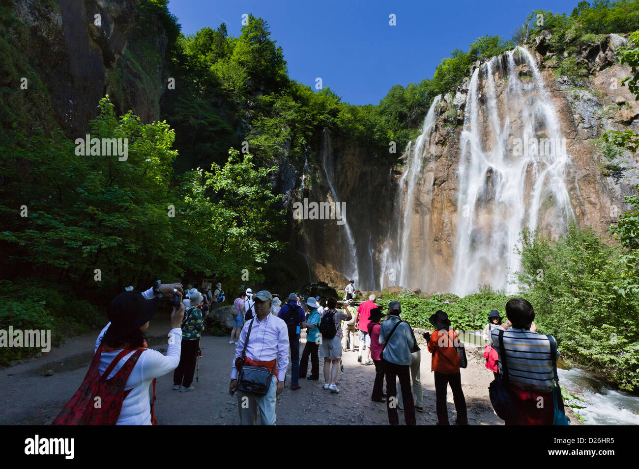 I Laghi di Plitvice nel Parco Nazionale Plitvicka Jezera. I visitatori di scattare le foto alla grande cascata. L'Europa, Croazia Foto Stock